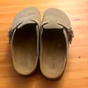 Universal Threads Size 8.5 Clogs